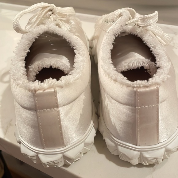 Stuart Weitzman Fringie Cover Story white silk satin sneaker sz 9.5 - Picture 4 of 10